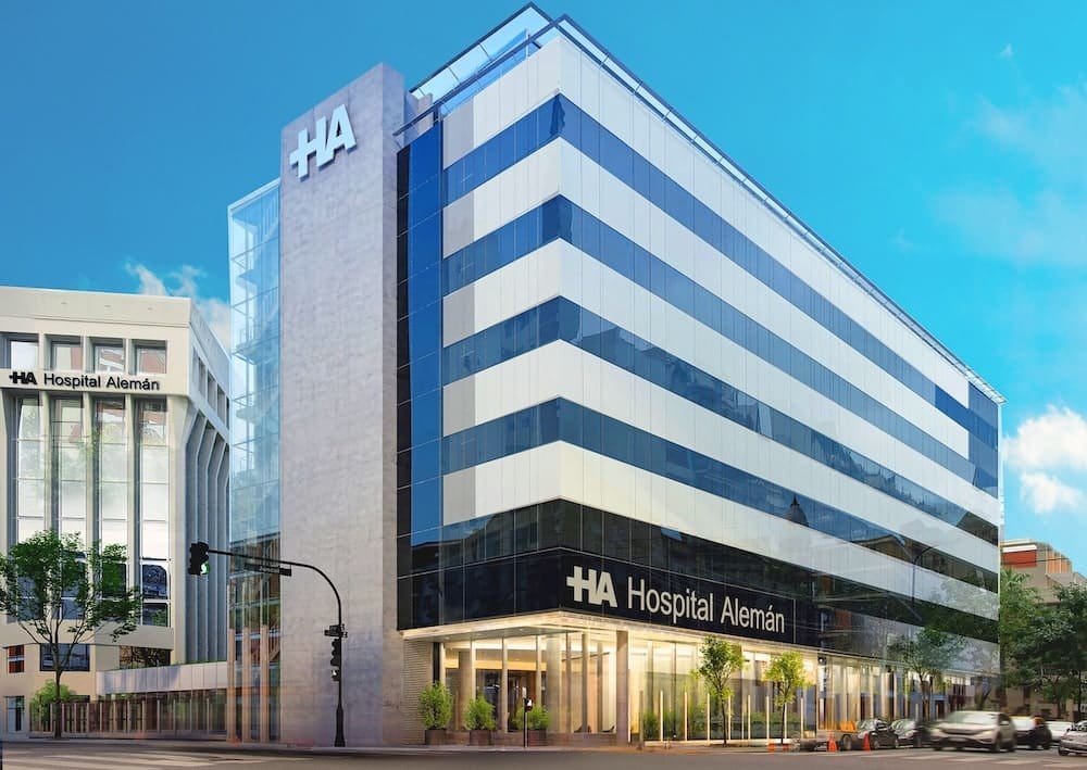 Hospital Alemán, a media cuadra de Calle Ecuador