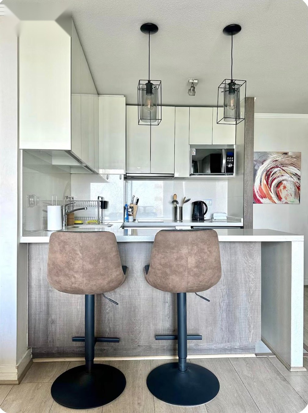 Cocina con barra del Studio Moderno Parque Araucano